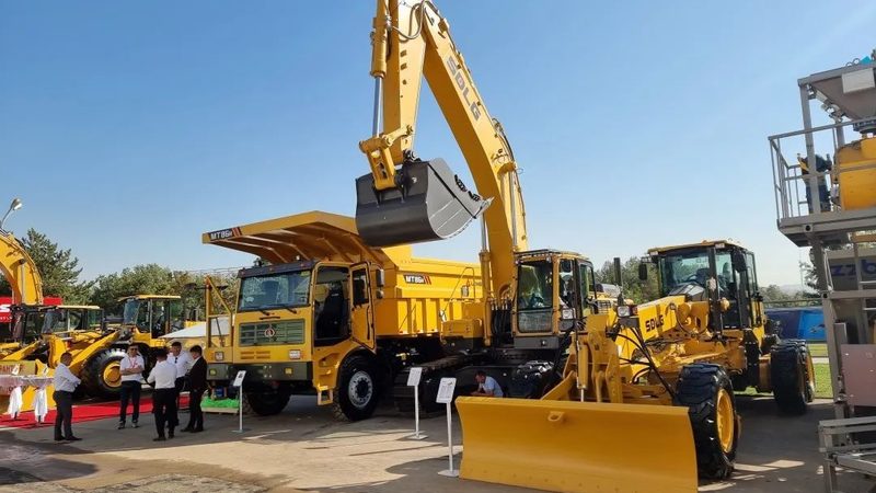农村道路小型摊铺机：揭秘其价格构成与选购要点